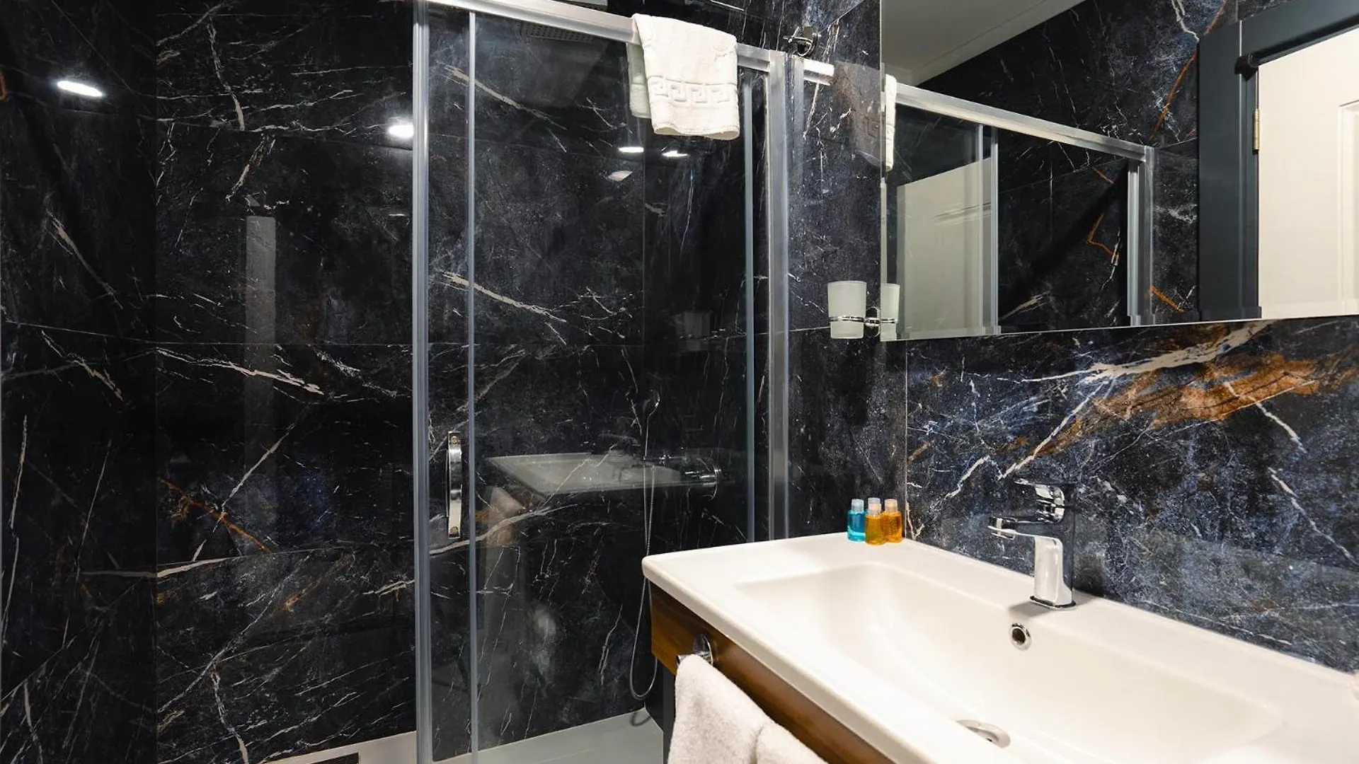 Berlin Suite Hotel 트라존