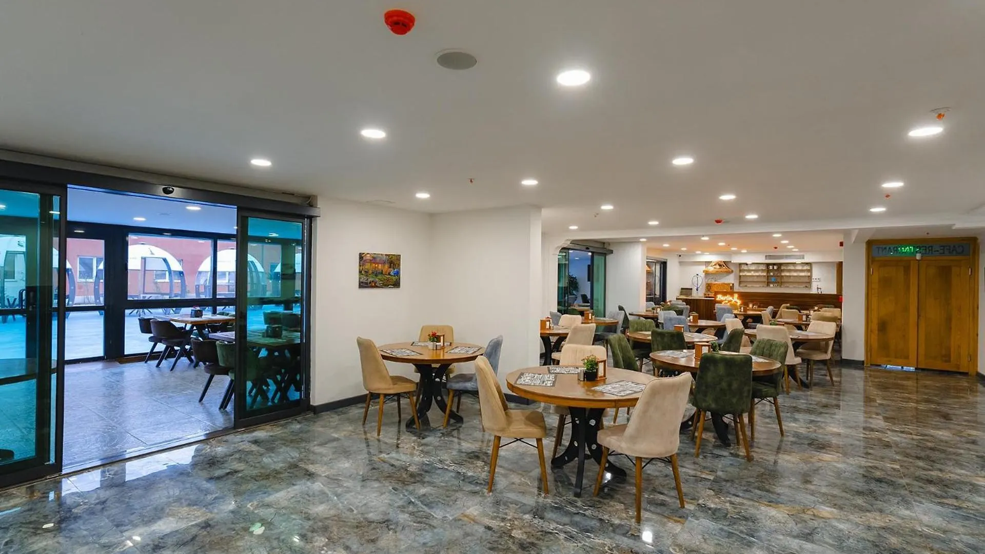 Berlin Suite Hotel 트라존 4*,