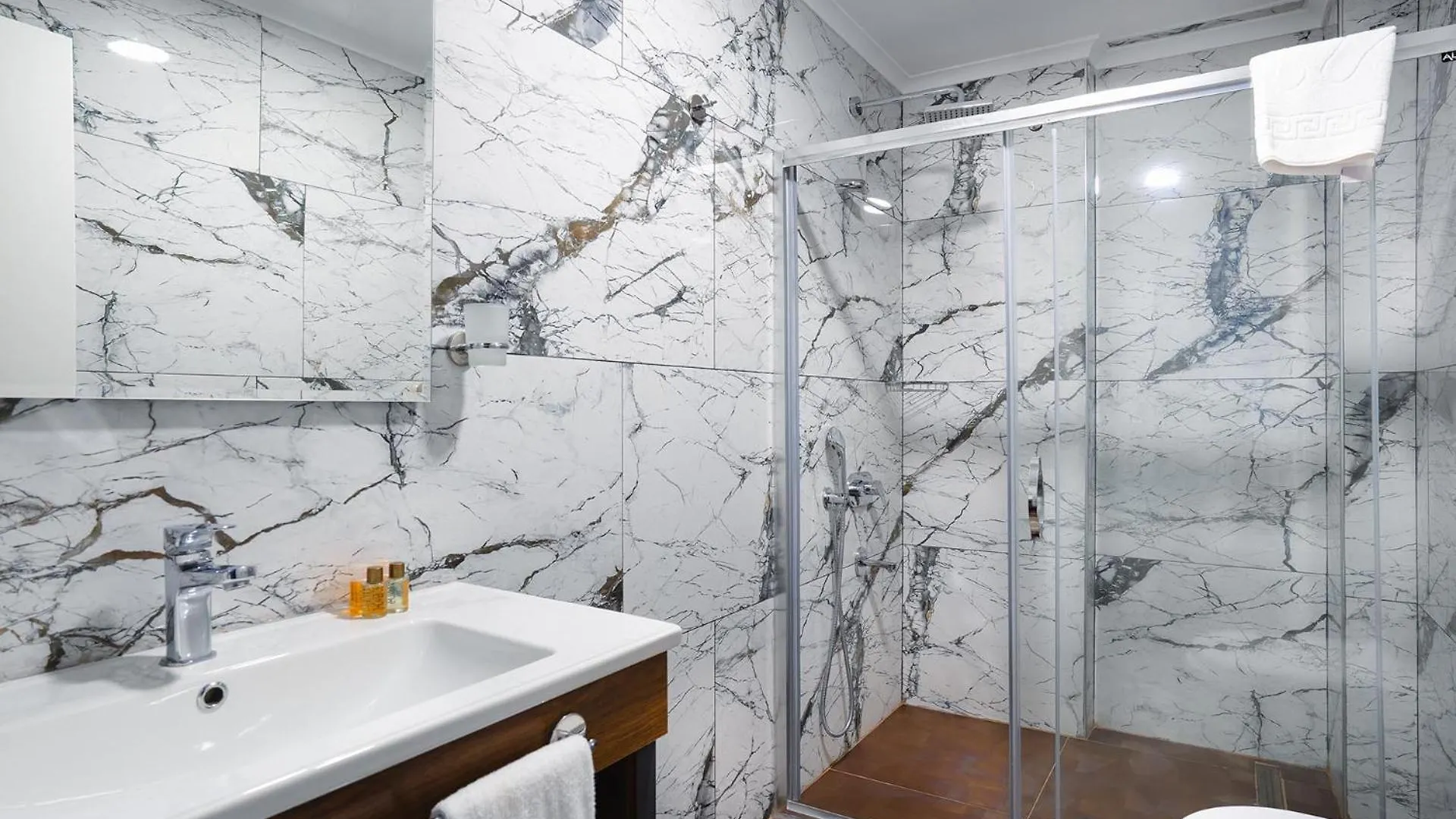 Berlin Suite Hotel 트라존
